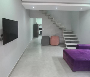 Casa com piscina e churrasqueira